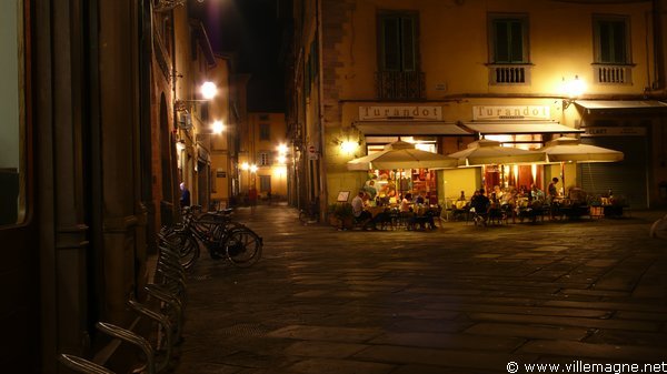 Place de l’église Saint-Michel - Lucques Place de l’église Saint-Michel - Lucques