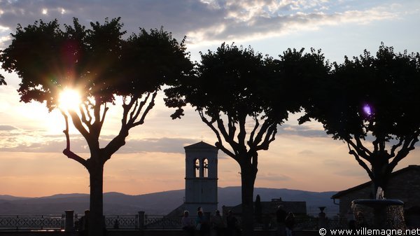 Place de la basilique Santa Chiara à Assise Place de la basilique Santa Chiara à Assise