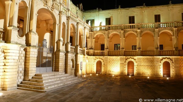 Place de la cathédrale à Lecce Place de la cathédrale à Lecce