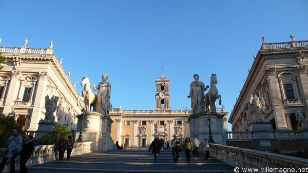Place du Capitole à Rome, créée sur les plans de Michel-Ange Place du Capitole à Rome, créée sur les plans de Michel-Ange