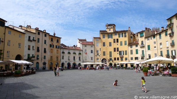 Place du marché (anciennes arènes) - Lucques Place du marché (anciennes arènes) - Lucques