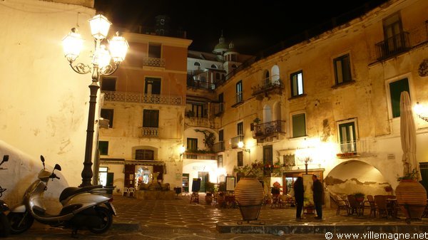 Place principale du village d’Atrani, sur la côte amalfitaine Place principale du village d’Atrani, sur la côte amalfitaine