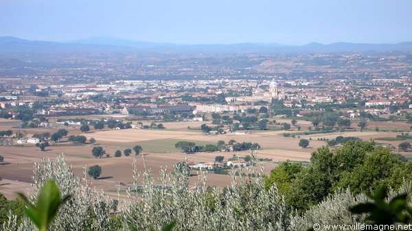 Plaine d’Assise - dôme de la basilique Sainte-Marie des Anges Plaine d’Assise - dôme de la basilique Sainte-Marie des Anges
