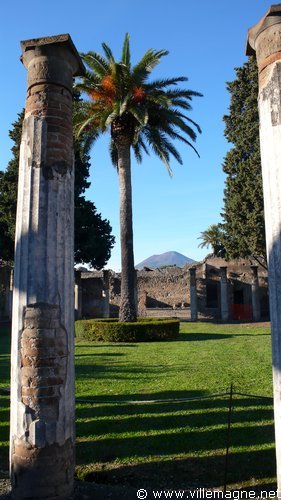 Pompéi - Au fond, le Vésuve Pompéi - Au fond, le Vésuve
