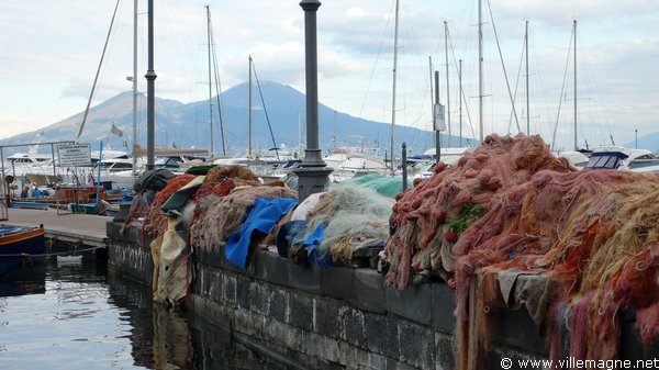Port de Naples - Au fond, le Vésuve Port de Naples - Au fond, le Vésuve