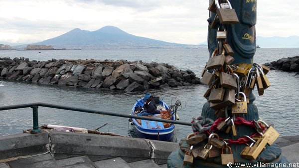 Port de Naples - Au fond, le Vésuve Port de Naples - Au fond, le Vésuve