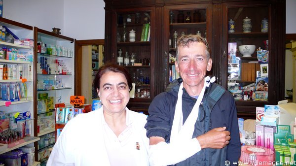 Premiers soins du coude cassé, chez la pharmacienne de Castel del Monte Premiers soins du coude cassé, chez la pharmacienne de Castel del Monte