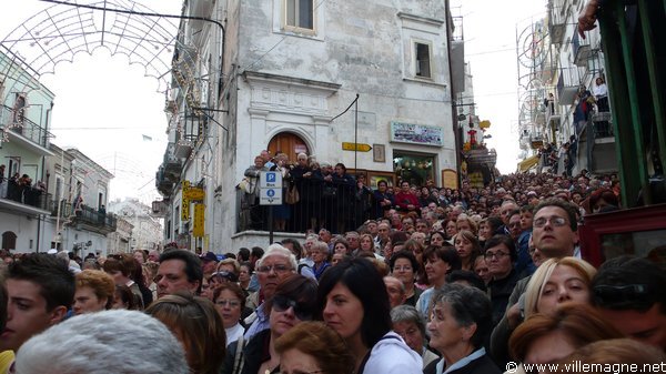 Procession de Saint-Michel Archange le jour de la fête patronale à Monte Sant’Angelo Procession de Saint-Michel Archange le jour de la fête patronale à Monte Sant’Angelo