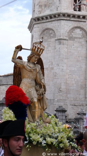 Procession de Saint-Michel Archange le jour de la fête patronale à Monte Sant’Angelo Procession de Saint-Michel Archange le jour de la fête patronale à Monte Sant’Angelo