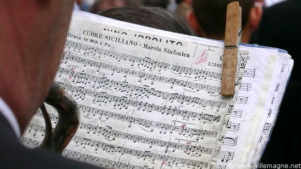 Procession de Saint-Michel Archange le jour de la fête patronale à Monte Sant’Angelo Procession de Saint-Michel Archange le jour de la fête patronale à Monte Sant’Angelo