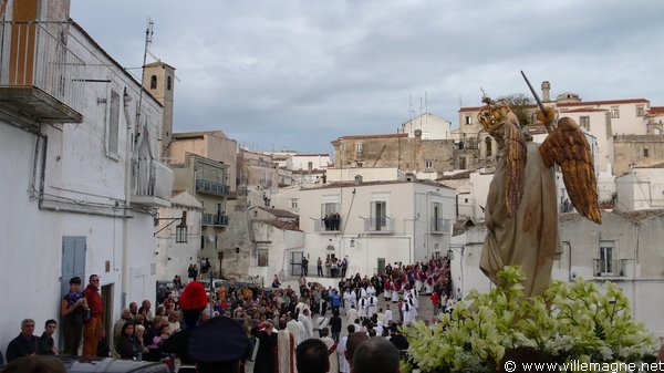 Procession de Saint-Michel Archange le jour de la fête patronale à Monte Sant’Angelo Procession de Saint-Michel Archange le jour de la fête patronale à Monte Sant’ Angelo