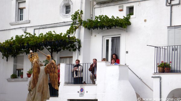 Procession de Saint-Michel Archange le jour de la fête patronale à Monte Sant’Angelo Procession de Saint-Michel Archange le jour de la fête patronale à Monte Sant’Angelo