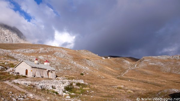 Refuge Garibaldi (2 238 m), au pied du Corno Grande, le sommet le plus haut des Abruzzes qui culmine à 2 912 m Refuge Garibaldi (2 238 m), au pied du Corno Grande, le sommet le plus haut des Abruzzes qui culmine à 2 912 m