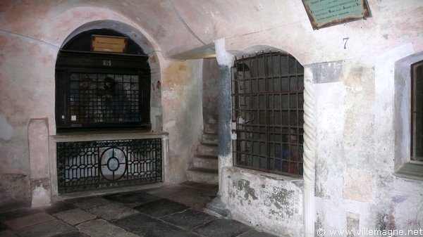 Une reproduction de la disposition intérieure de la grotte de la Crèche dans la basilique de la Nativité à Bethléem Une reproduction de la disposition intérieure de la grotte de la Crèche dans la basilique de la Nativité à Bethléem
