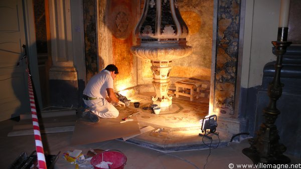 Restauration dans une église du centre historique de Martina Franca Restauration dans une église du centre historique de Martina Franca