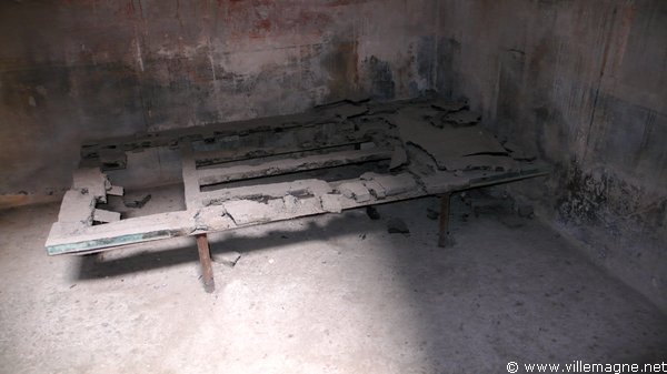 Restes calcinés d’un lit à Herculanum Restes calcinés d’un lit à Herculanum