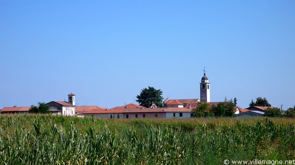 Rizières et village de Cavaglietto dans la plaine du Pô Rizières et village de Cavaglietto dans la plaine du Pô