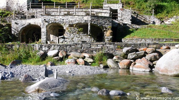 Ruines d’une station thermale à Bagni di Craveggia Ruines d’une station thermale à Bagni di Craveggia