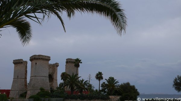 Ruines du château de Santa Maria al Bagno, au nord de Gallipoli