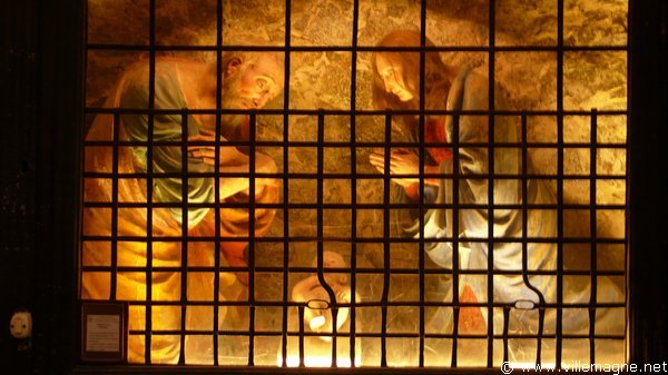 Saint Joseph et la Vierge Marie penchés sur l’Enfant-Jésus déposé sur la paille Saint Joseph et la Vierge Marie penchés sur l’Enfant-Jésus déposé sur la paille