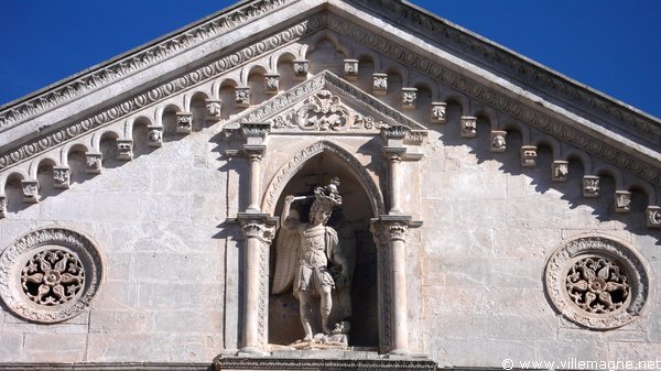 Statue de Saint-Michel Archange au fronton de la basilique Saint-Michel à Monte Sant’ Angelo Statue de Saint-Michel Archange au fronton de la basilique Saint-Michel à Monte Sant’ Angelo