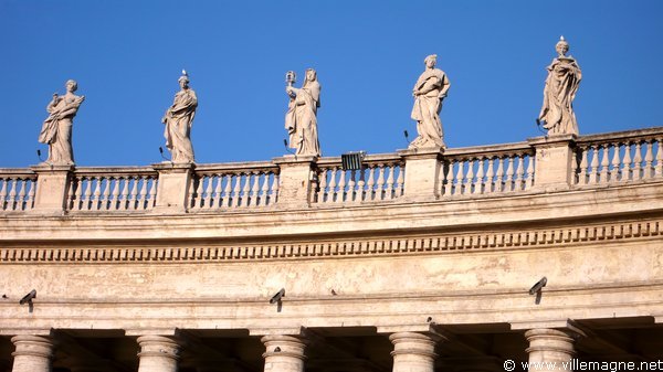 Statues couronnant la colonnade du Bernin sur la place Saint-Pierre de Rome Statues couronnant la colonnade du Bernin sur la place Saint-Pierre de Rome