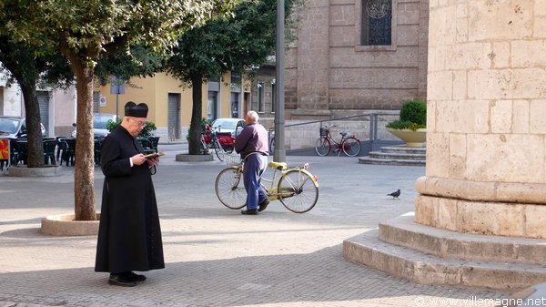 Sur la place de l’église à San Vito dei Normanni Sur la place de l’église à San Vito dei Normanni
