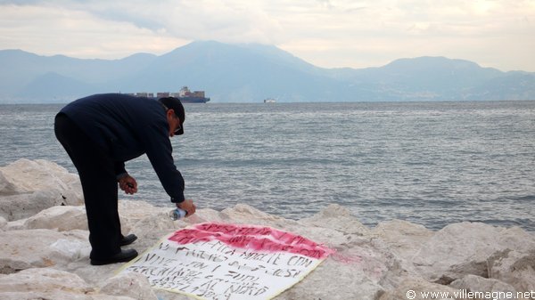 Sur le front de mer de Naples Sur le front de mer de Naples