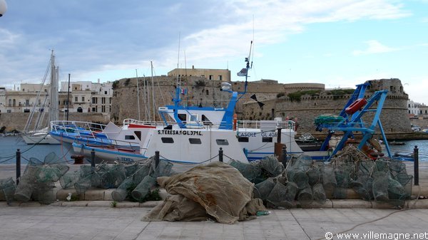 Sur les quais du port de Gallipoli Sur les quais du port de Gallipoli