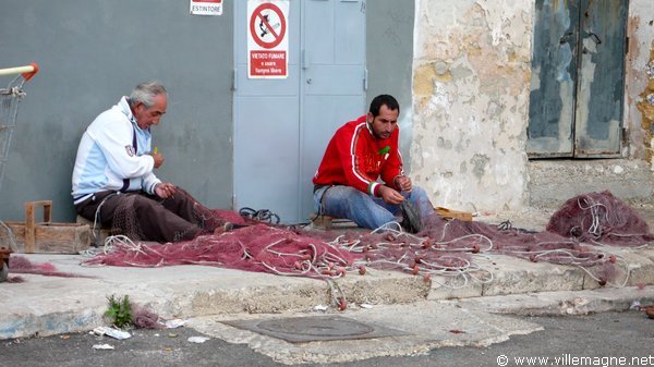 Sur les quais du port de Gallipoli Sur les quais du port de Gallipoli
