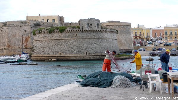 Sur les quais du port de Gallipoli Sur les quais du port de Gallipoli