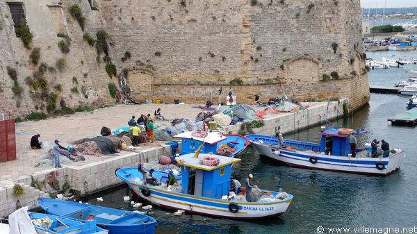 Sur les quais du port de Gallipoli Sur les quais du port de Gallipoli