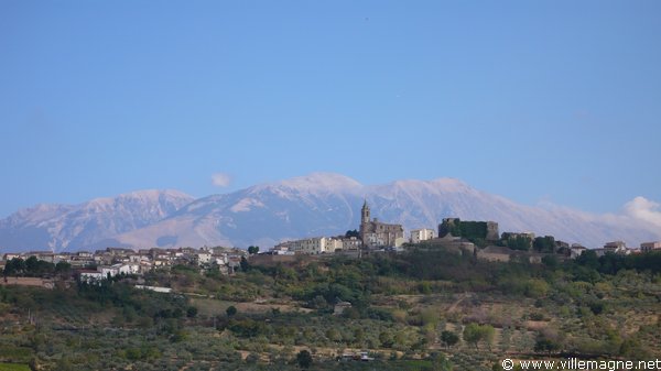 Tocco da Casáuria - Au fond, le massif de la Majella Tocco da Casáuria - Au fond, le massif de la Majella