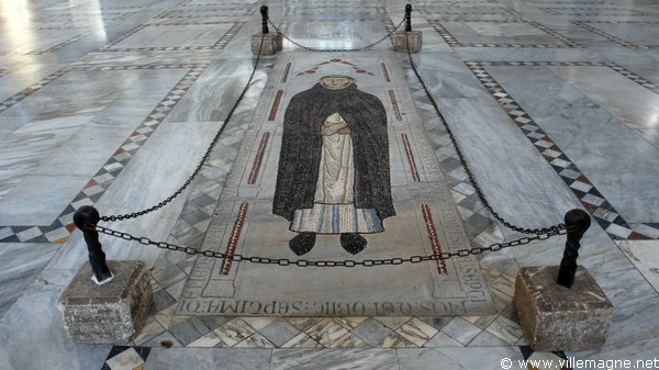 Tombeau dans l’église Sainte-Sabine sur l’Aventin, à Rome Tombeau dans l’église Sainte-Sabine sur l’Aventin, à Rome