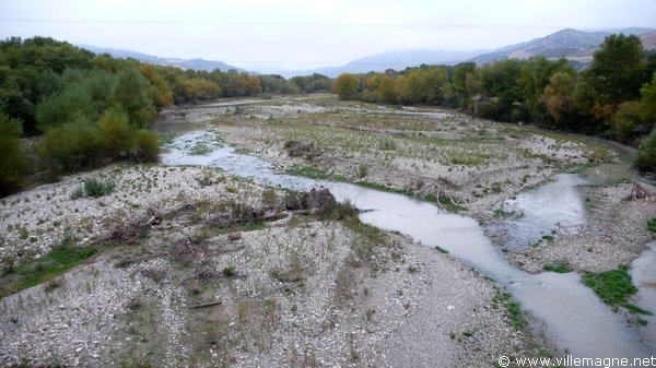 Torrent Basento, au sud de Grassano Torrent Basento, au sud de Grassano