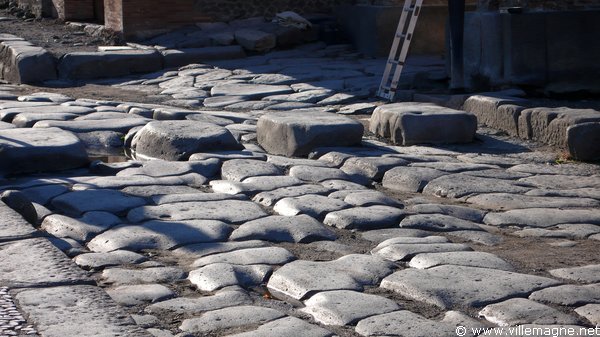 Trace des charrois sur le pavé de Pompéi Trace des charrois sur le pavé de Pompéi