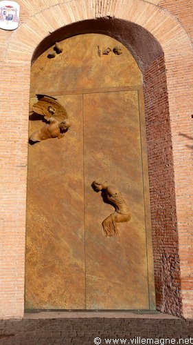 Une des portes d’entrée de l’église Santa Maria degli Angeli, construite dans la salle centrale des thermes de Dioclétien, à Rome Une des portes d’entrée de l’église Santa Maria degli Angeli, construite dans la salle centrale des thermes de Dioclétien, à Rome