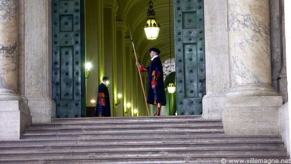 Une entrée du Vatican Une entrée du Vatican