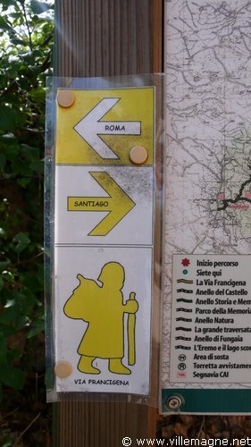 Une marque de la <em> Via Francigena</em> entre Monteriggioni et Sienne Une marque de la <em> Via Francigena</em> entre Monteriggioni et Sienne