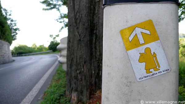 Une marque de la <em> Via Francigena</em> entre San Gimignano et Colle Val d’Elsa Une marque de la <em> Via Francigena</em> entre San Gimignano et Colle Val d’Elsa