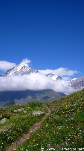 Vallée de Zermatt - au-dessus du village de Täsch