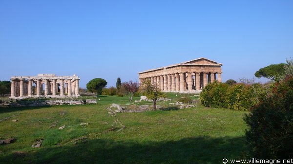 Vestiges de Paestum - À gauche, la basilique ; à droite le temple de Neptune
