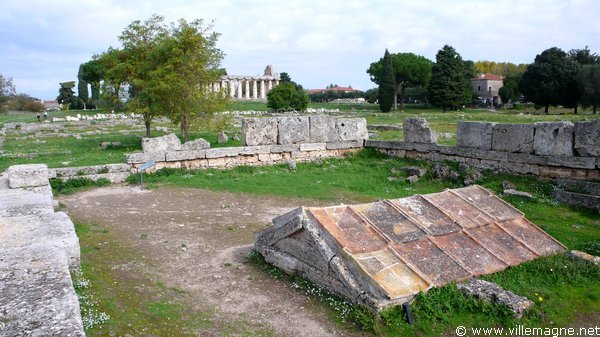 Vestiges de Paestum - L’<em>Heroon</em>, temple sur l’Agora (520-510 avant J.-C.) Vestiges de Paestum - L’<em>Heroon</em>, temple sur l’Agora (520-510 avant J.-C.)