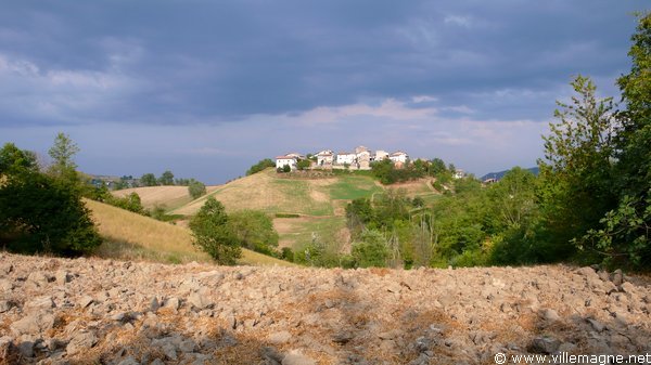 Village de Casa d’Agosto, entre Torre degli Alberi et Zavattarello Village de Casa d’Agosto, entre Torre degli Alberi et Zavattarello