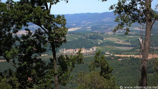 Village de Monteriggioni, cité par Dante dans la ‘Divine Comédie’ au chant XXXI de ‘L’Enfer’ Village de Monteriggioni, cité par Dante dans la ‘Divine Comédie’ au chant XXXI de ‘L’Enfer’
