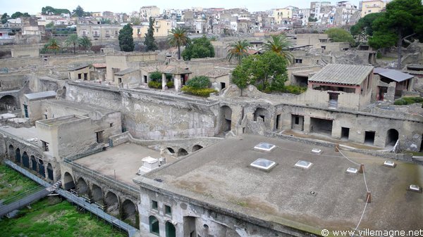 Vue général des vestiges d’Herculanum - Au fond, la ville moderne d’Ercolano Vue général des vestiges d’Herculanum - Au fond, la ville moderne d’Ercolano