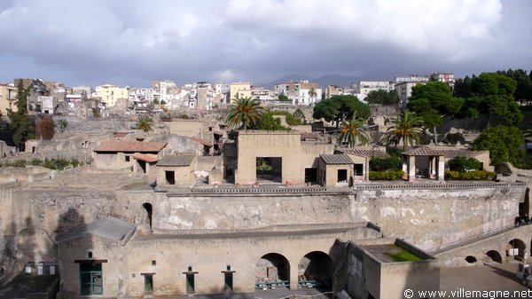 Vue général des vestiges d’Herculanum - Au fond, la ville moderne d’Ercolano Vue général des vestiges d’Herculanum - Au fond, la ville moderne d’Ercolano