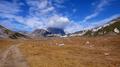 Le Campo Imperatore, haut plateau dans les Abruzzes, parfois appelé « le petit Tibet italien». Au fond, le Corno Grande, le sommet le plus haut des Abruzzes qui culmine à 2 912 m