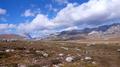 Le Campo Imperatore, haut plateau dans les Abruzzes, parfois appelé « le petit Tibet italien». Au fond, le Corno Grande, le sommet le plus haut des Abruzzes qui culmine à 2 912 m