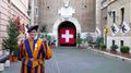 Édouard, un garde suisse qui me fait visiter les quartiers de l’ « armée du pape » au Vatican Édouard, un garde suisse qui me fait visiter les quartiers de l’ « armée du pape » au Vatican